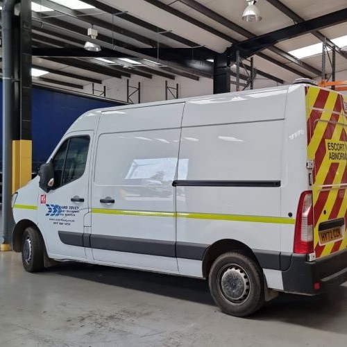 photo of an escort vehicle for abnormal load