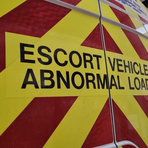 photo of an escort vehicle for abnormal load